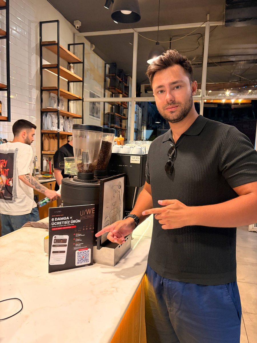 Kurucu Vladimir, U/WE Coffee Roasters'ta Sadakio sadakat posterinin yanında
